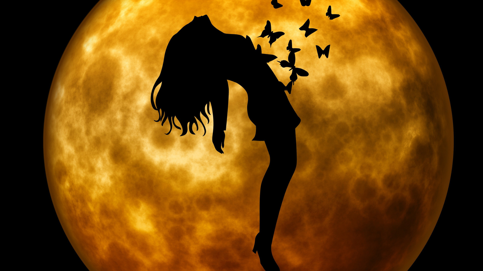 Bruja con mariposas saliendo de su cuerpo ante la luna llena