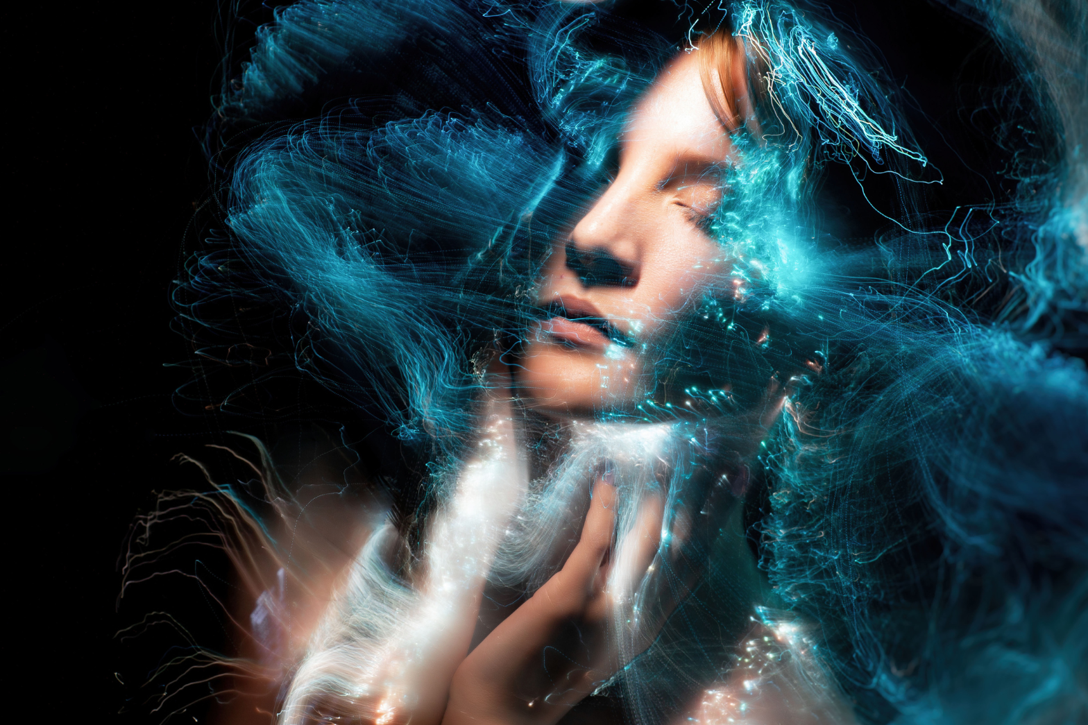 Mujer rodeada de energía azul y brillante.